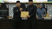 ‎Bupati Luwu Timur, Irwan Bachri Syam Serahkan Ranperda ke Ketua DPRD Luwu Timur dalam Rapat Paripurna, Selasa (28/04/2026)