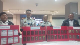 Konferensi Pers Kantor Imigrasi Kelas I Non TPI Bekasi Menampilkan Puluhan Paspor Warga Negara Asing (WNA)