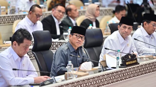 Mendes Yandri Didampingi Wamendes Ahmad Riza Patria Saat Rapat Kerja dengan Komisi V DPR RI di Senayan, Jakarta, Rabu (20/5/2026)